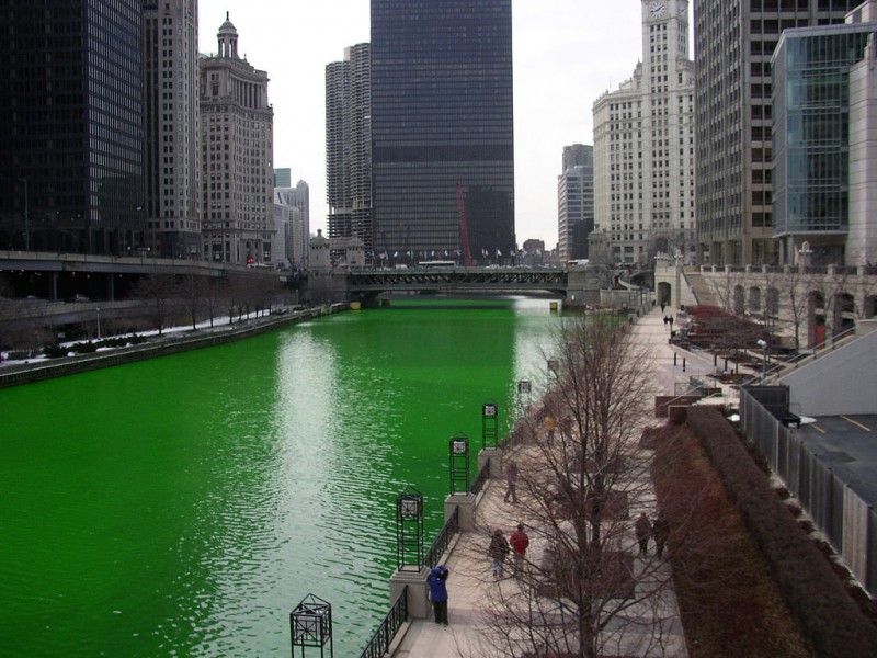 1024px-Chicago_River_dyed_green,_buildings_more_prominent